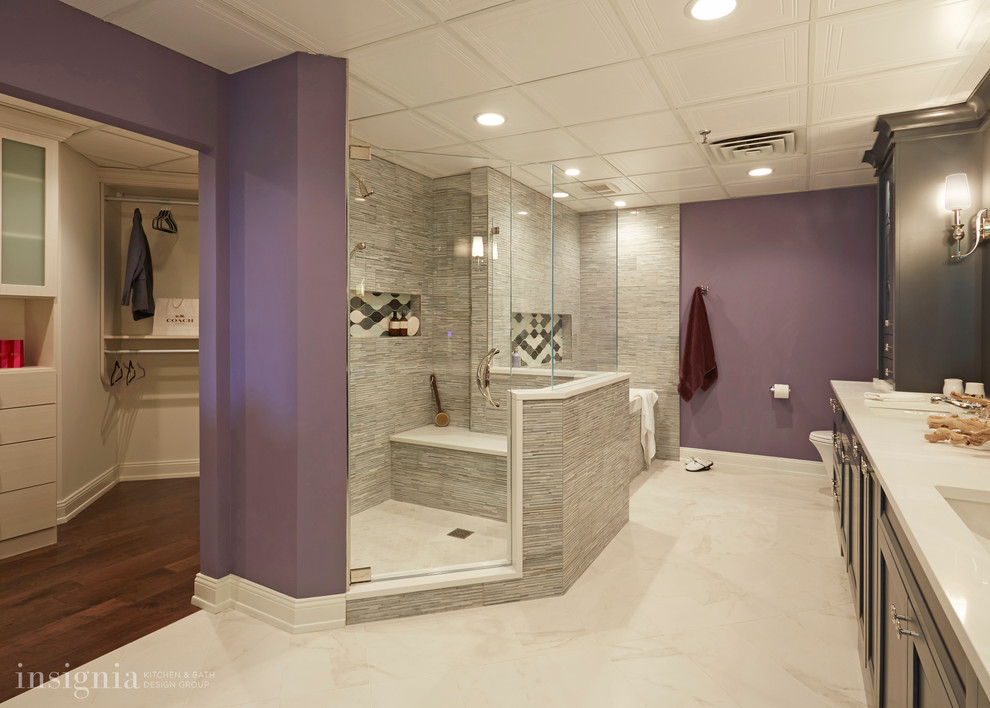 Стильный дизайн: главная ванная комната в стиле неоклассика (современная классика) с врезной раковиной, серыми фасадами, столешницей из искусственного кварца, накладной ванной, раздельным унитазом, серой плиткой, каменной плиткой, фиолетовыми стенами и полом из керамогранита - последний тренд