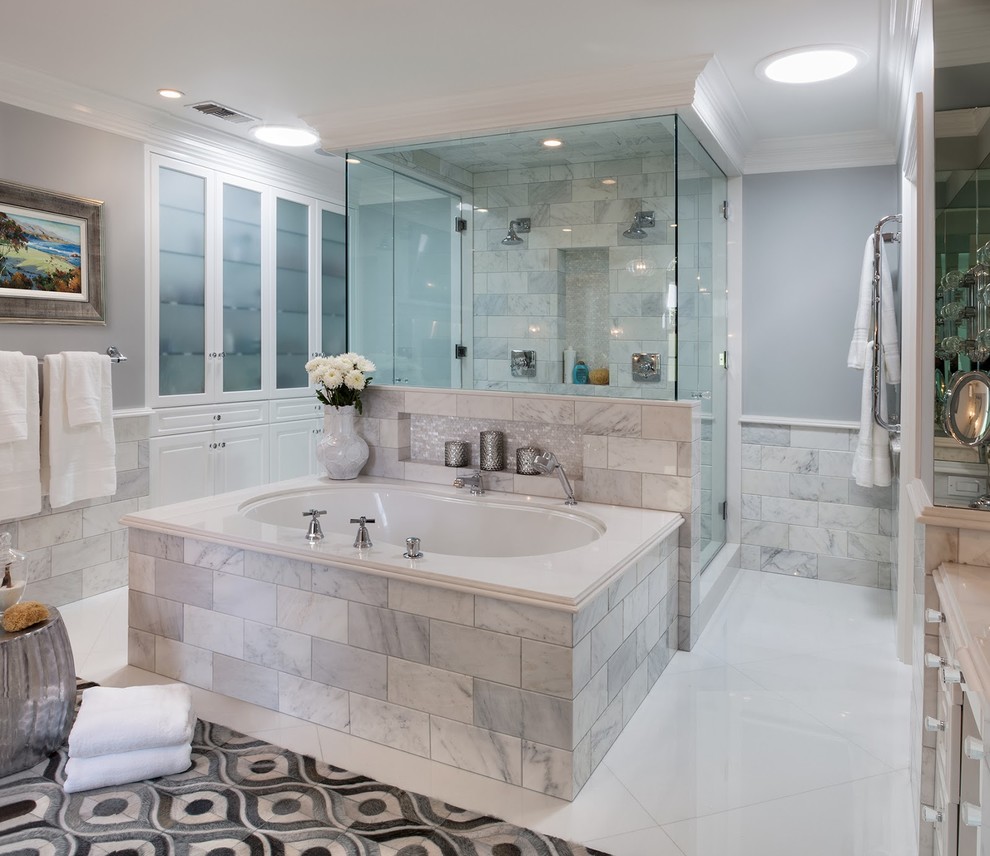 Inredning av ett klassiskt stort en-suite badrum, med luckor med upphöjd panel, vita skåp, ett hörnbadkar, vit kakel, marmorkakel, grå väggar, klinkergolv i porslin, ett undermonterad handfat, bänkskiva i kvarts och vitt golv