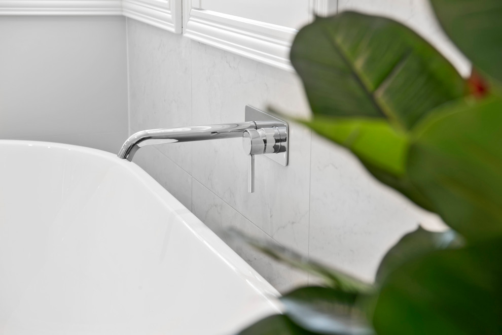 Großes Modernes Badezimmer mit freistehender Badewanne, offener Dusche, Wandtoilette, weißen Fliesen, Porzellanfliesen und offener Dusche in Sydney