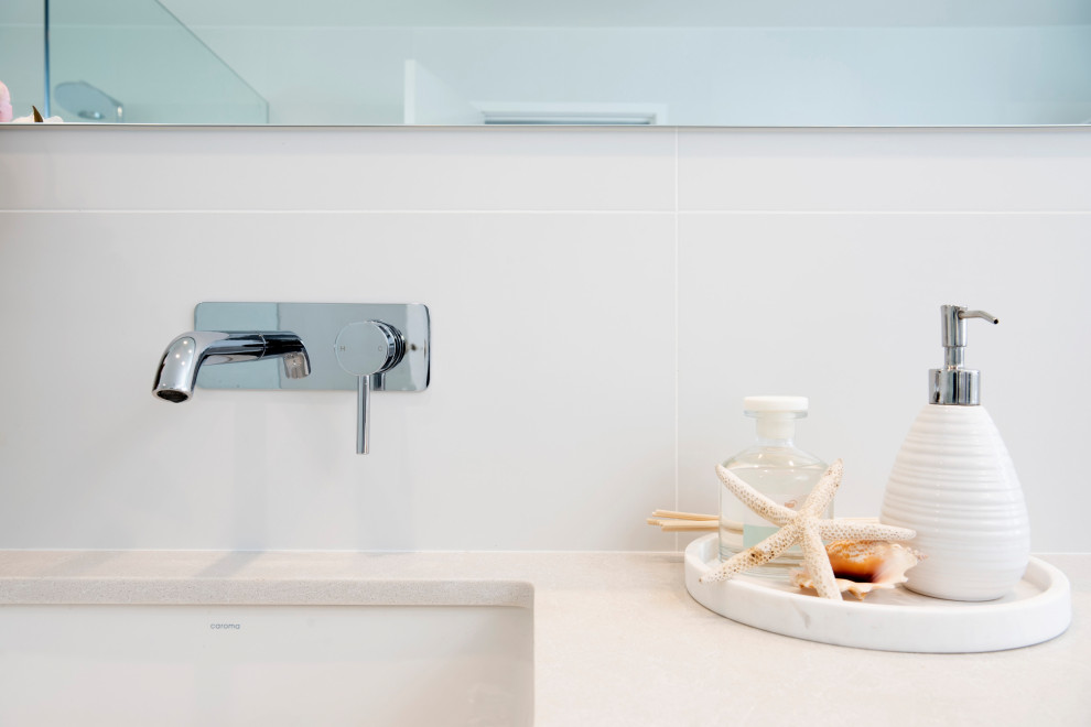 Idee per una grande stanza da bagno moderna con vasca freestanding, doccia aperta, WC sospeso, piastrelle bianche, piastrelle in gres porcellanato e doccia aperta