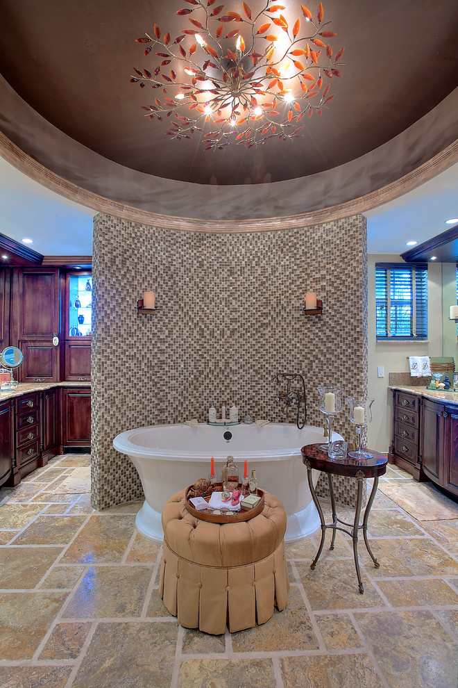 Idee per una stanza da bagno chic con ante con bugna sagomata, ante in legno bruno, vasca freestanding e piastrelle beige