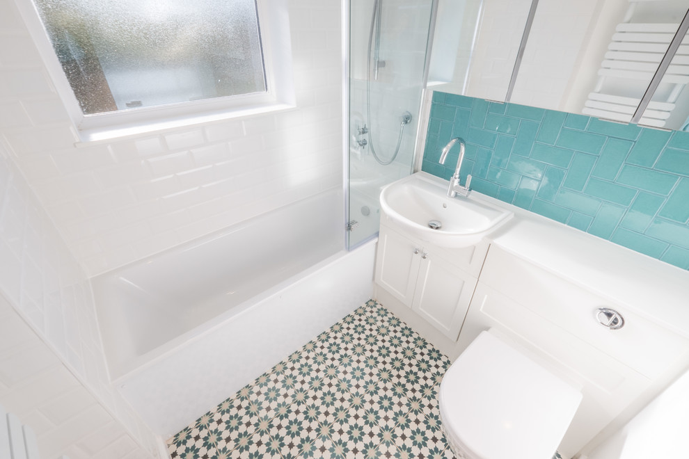 Стильный дизайн: маленькая детская ванная комната в средиземноморском стиле с белыми фасадами, душем над ванной, столешницей из искусственного камня и белой столешницей для на участке и в саду - последний тренд