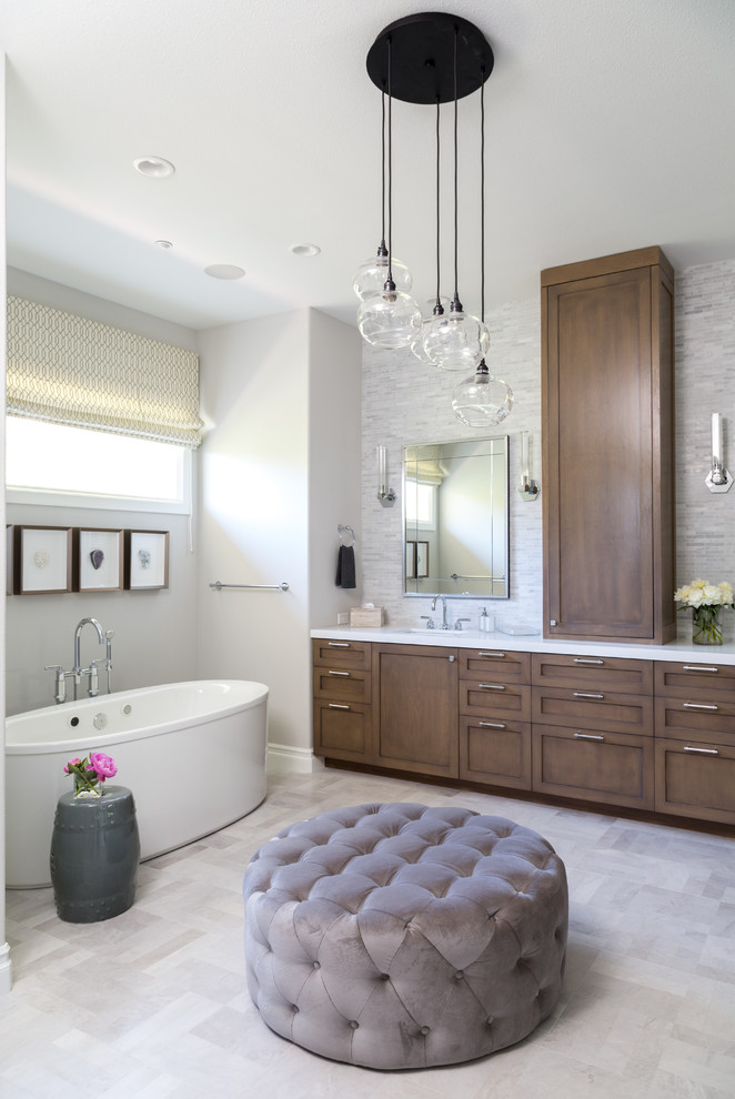 На фото: ванная комната в стиле неоклассика (современная классика) с фасадами в стиле шейкер, фасадами цвета дерева среднего тона, отдельно стоящей ванной, серой плиткой, серыми стенами, душевой кабиной, врезной раковиной и серым полом с