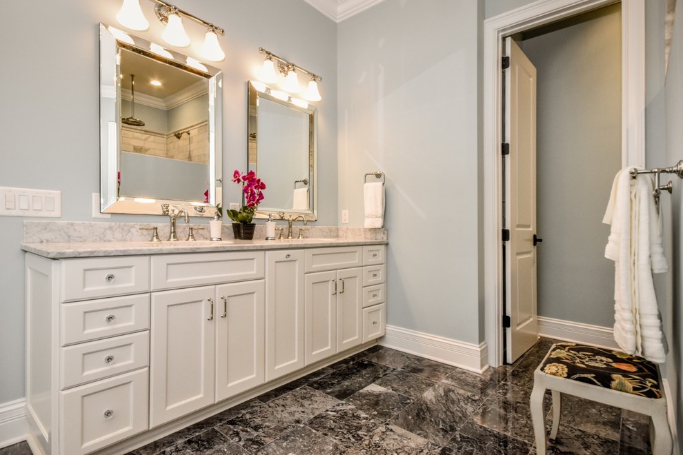 Imagen de cuarto de baño principal tradicional grande con armarios estilo shaker, puertas de armario blancas y lavabo bajoencimera