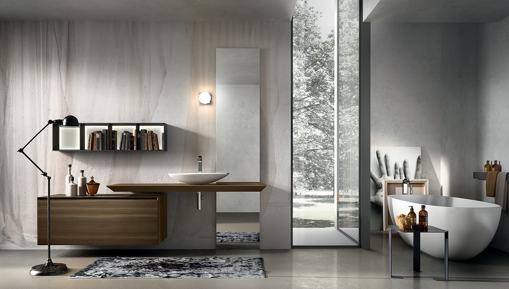 Inspiration för ett stort funkis en-suite badrum, med ett fristående handfat, möbel-liknande, skåp i mellenmörkt trä, träbänkskiva, ett fristående badkar och betonggolv