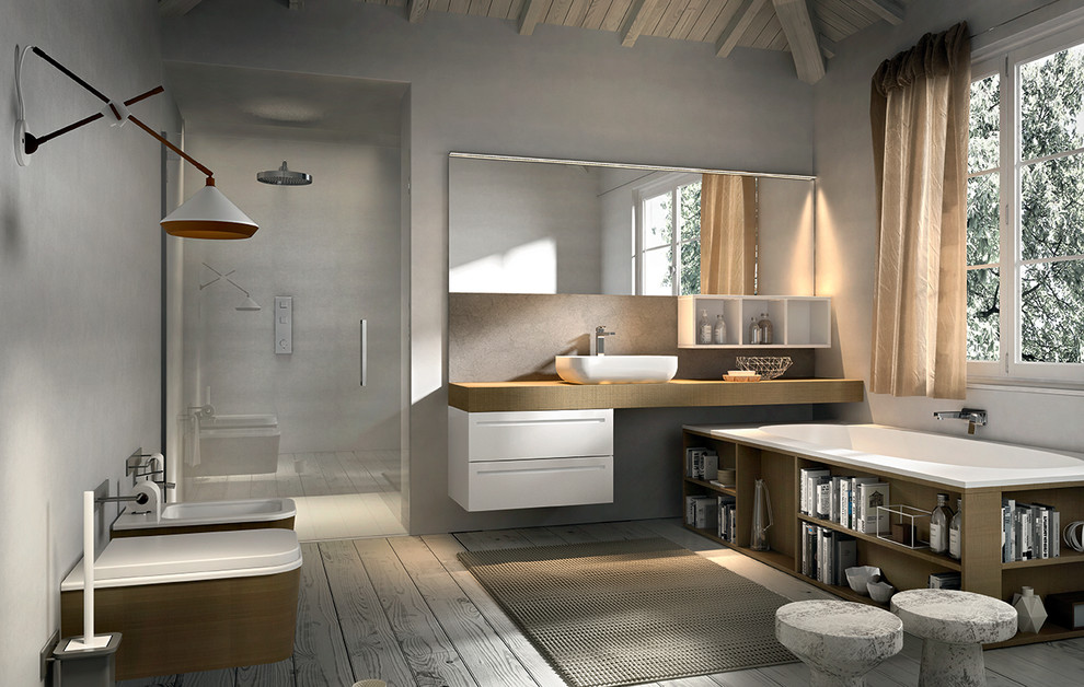 На фото: большая главная ванная комната в стиле модернизм с настольной раковиной, фасадами островного типа, светлыми деревянными фасадами, столешницей из дерева, накладной ванной, открытым душем и унитазом-моноблоком