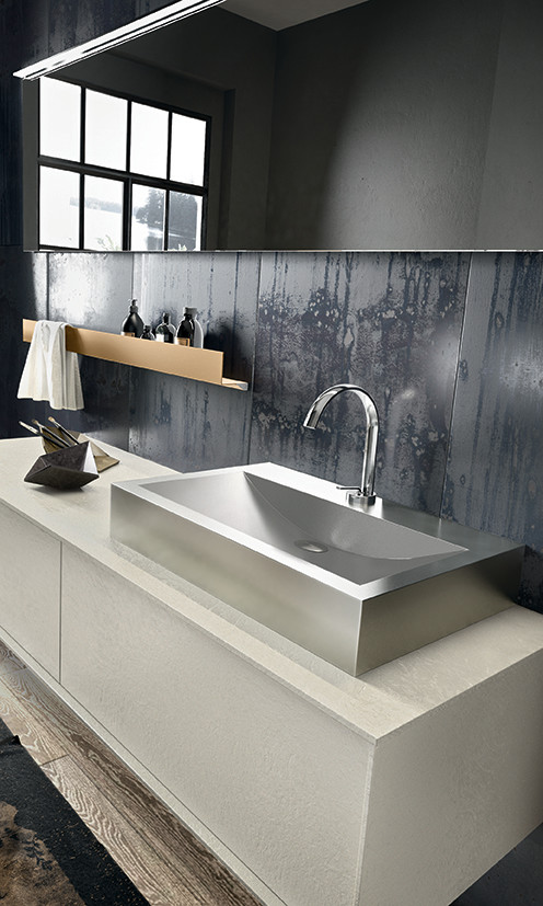 Großes Modernes Duschbad mit Aufsatzwaschbecken, verzierten Schränken, grauen Schränken, Mineralwerkstoff-Waschtisch und Porzellan-Bodenfliesen in New York