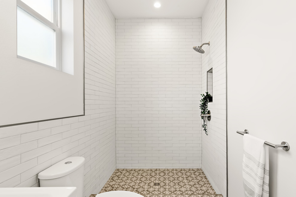 Foto på ett litet funkis badrum, med möbel-liknande, en toalettstol med hel cisternkåpa, vit kakel, keramikplattor, klinkergolv i keramik och ett integrerad handfat