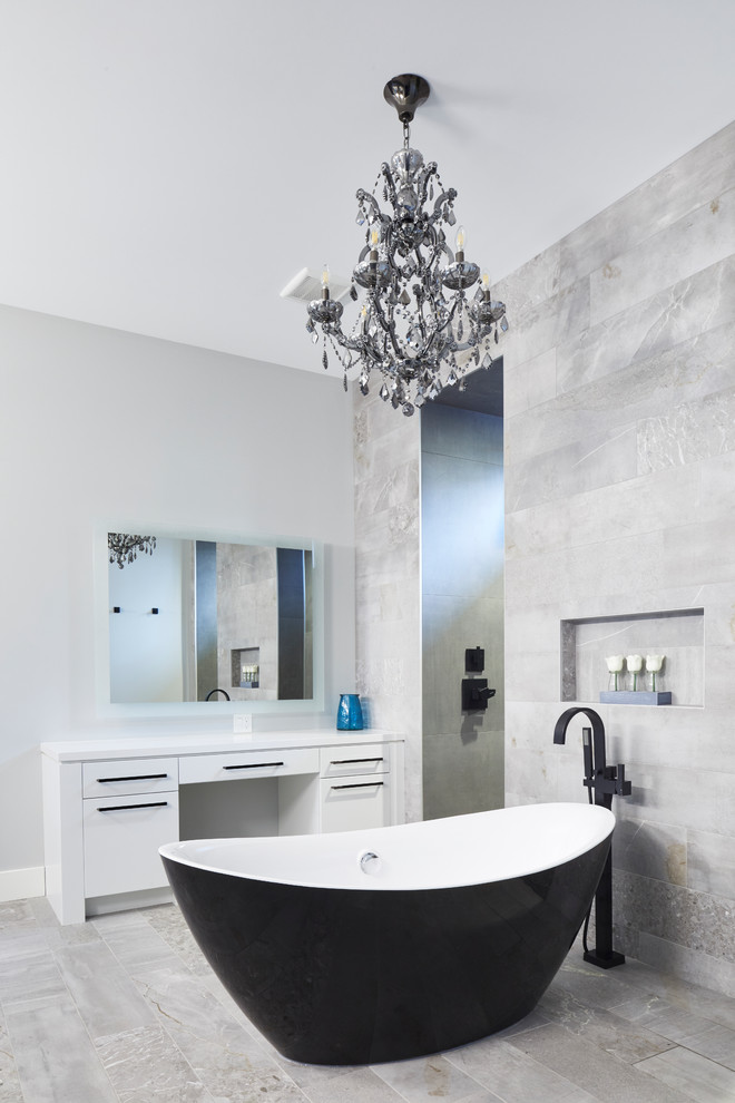 Foto di una stanza da bagno moderna con ante lisce, ante bianche, vasca freestanding, piastrelle grigie, pareti grigie, top in quarzite, pavimento grigio e top bianco