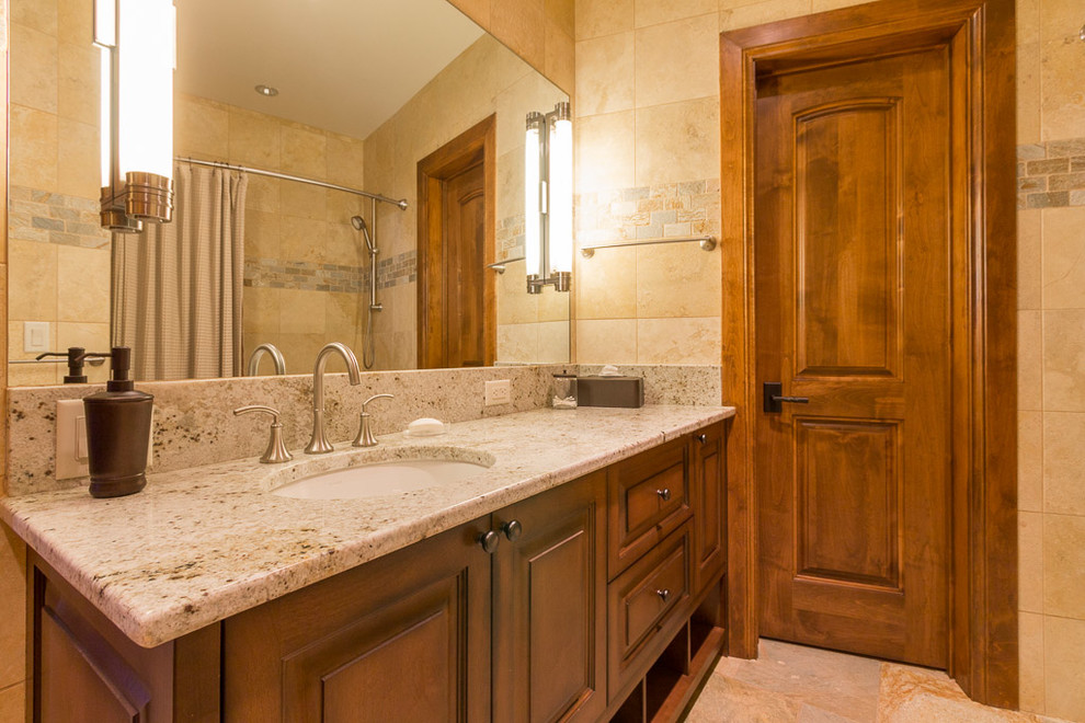 Inspiration för moderna badrum, med granitbänkskiva, en öppen dusch, beige kakel, tunnelbanekakel och beige väggar