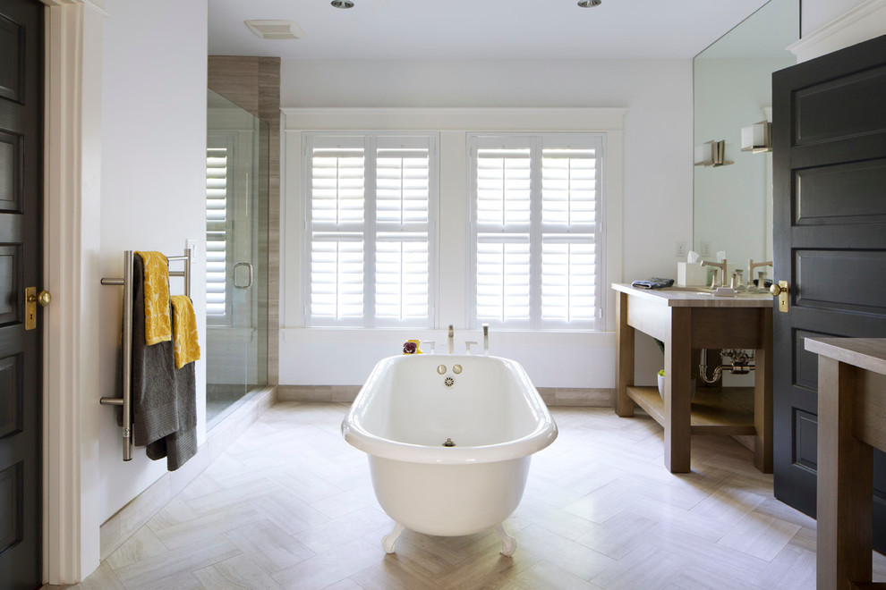 Foto di una stanza da bagno contemporanea con vasca con piedi a zampa di leone, doccia alcova e pareti bianche