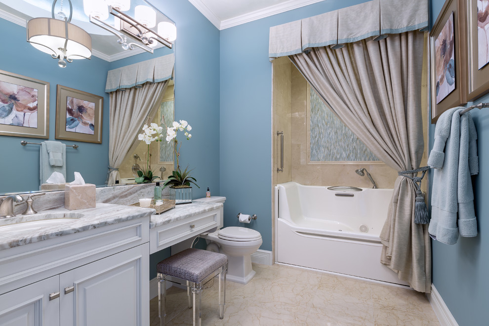 Inredning av ett mellanstort flerfärgad flerfärgat badrum, med luckor med infälld panel, vita skåp, beige kakel, blå väggar, marmorgolv, marmorbänkskiva, beiget golv och dusch med duschdraperi