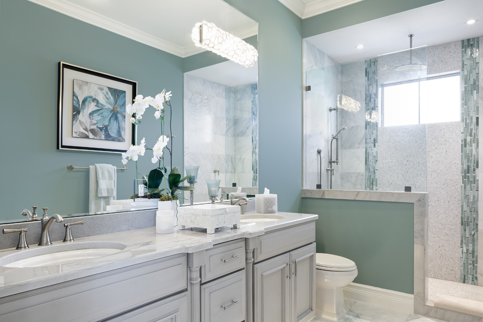 На фото: ванная комната среднего размера с плоскими фасадами, серыми фасадами, зеленой плиткой, зелеными стенами, мраморным полом, мраморной столешницей, белым полом, шторкой для ванной и белой столешницей с