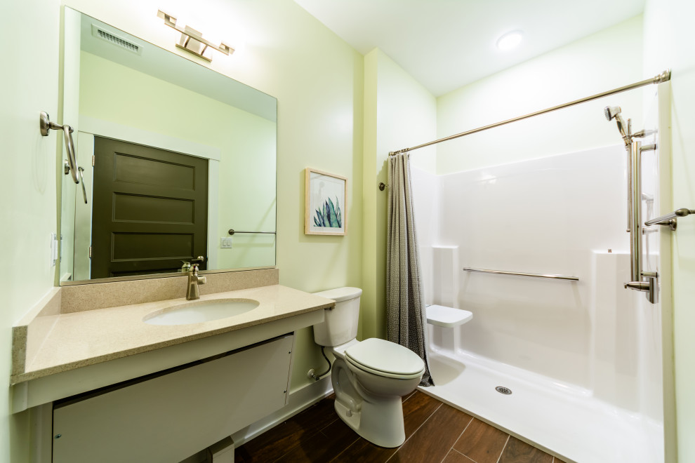 Inspiration för ett mellanstort maritimt beige beige badrum med dusch, med öppna hyllor, en dusch i en alkov, en toalettstol med separat cisternkåpa, gröna väggar, klinkergolv i porslin, ett undermonterad handfat, bänkskiva i kvarts, brunt golv och dusch med duschdraperi