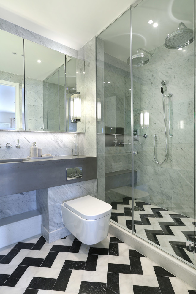 Пример оригинального дизайна: ванная комната в современном стиле с монолитной раковиной, душем в нише, унитазом-моноблоком, серыми стенами, мраморным полом и черно-белой плиткой