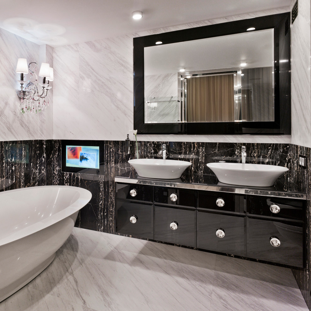 Idéer för att renovera ett stort funkis en-suite badrum, med möbel-liknande, svarta skåp, ett fristående badkar, en öppen dusch, en toalettstol med separat cisternkåpa, svart och vit kakel, stenhäll, marmorgolv, ett fristående handfat, marmorbänkskiva och flerfärgade väggar