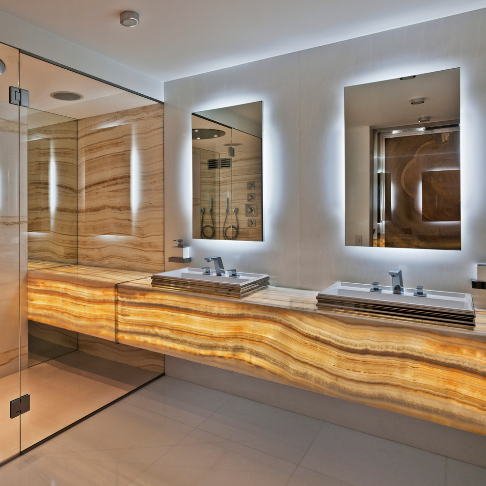 Exempel på ett stort modernt en-suite badrum, med öppna hyllor, gula skåp, en öppen dusch, vit kakel, stenhäll, vita väggar, marmorgolv, bänkskiva i onyx och ett nedsänkt handfat