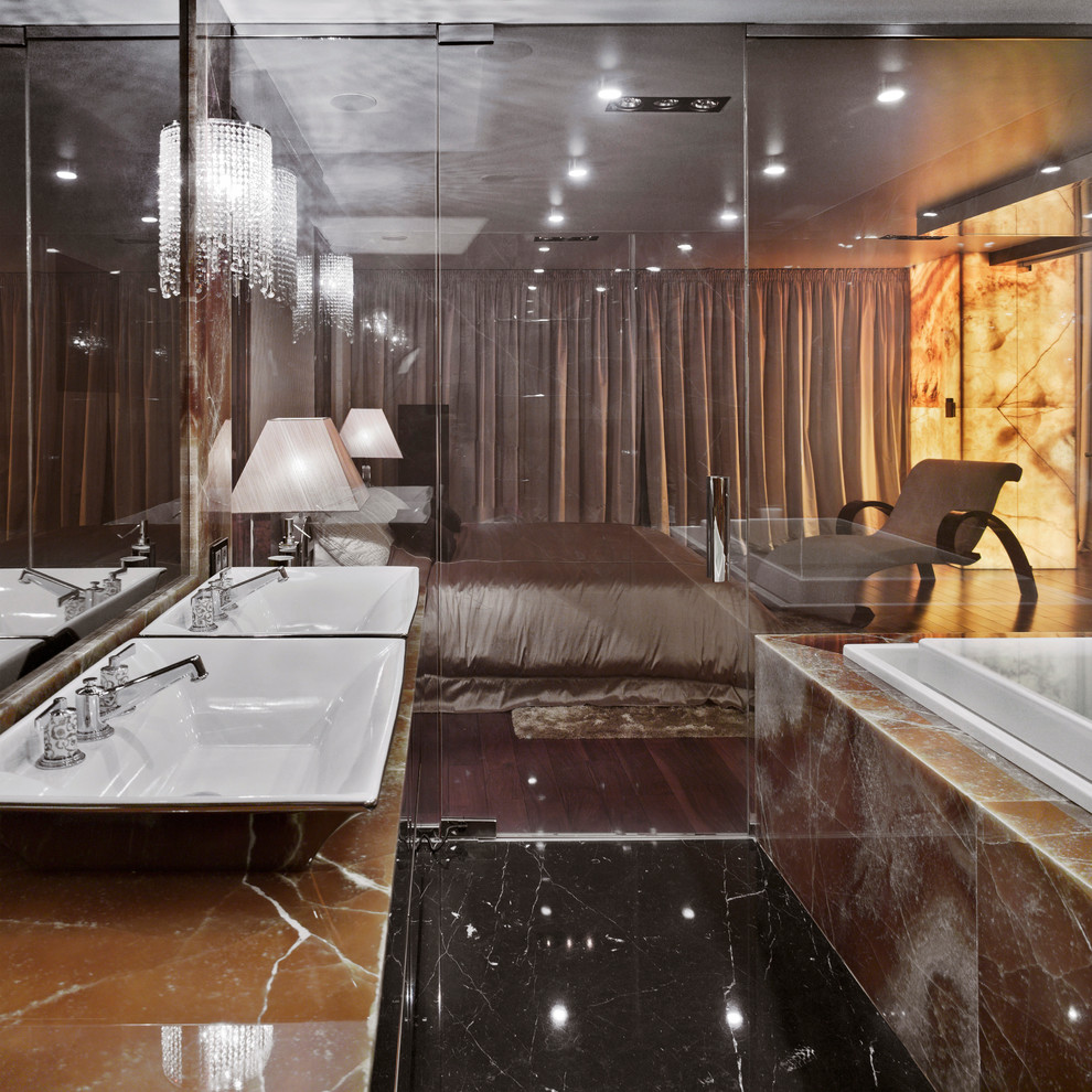 ニューヨークにあるラグジュアリーな広いコンテンポラリースタイルのおしゃれなマスターバスルーム (家具調キャビネット、グレーのキャビネット、オープン型シャワー、分離型トイレ、石スラブタイル、オレンジの壁、大理石の床、オニキスの洗面台、ベッセル式洗面器、茶色いタイル) の写真