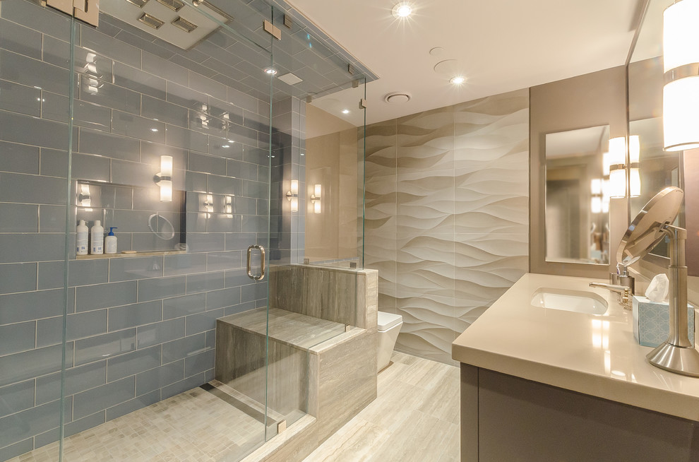 Imagen de cuarto de baño principal clásico renovado con lavabo bajoencimera