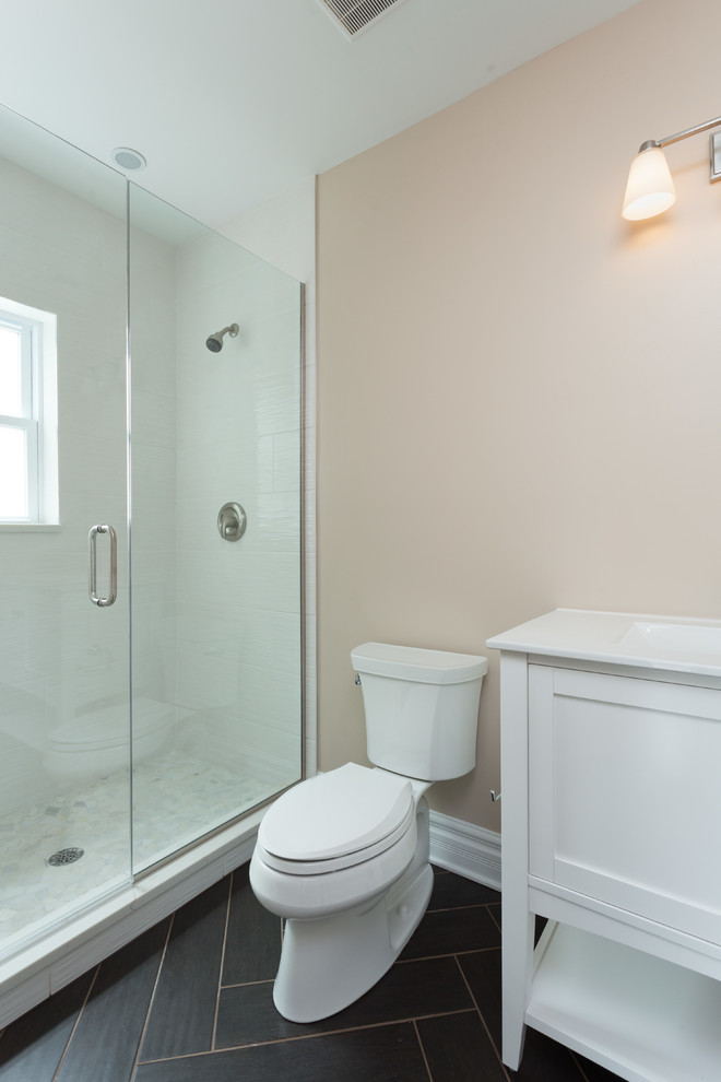 Идея дизайна: главная ванная комната среднего размера в современном стиле с душевой комнатой, унитазом-моноблоком, белой плиткой, разноцветными стенами, деревянным полом, врезной раковиной, столешницей из искусственного кварца, коричневым полом и душем с раздвижными дверями