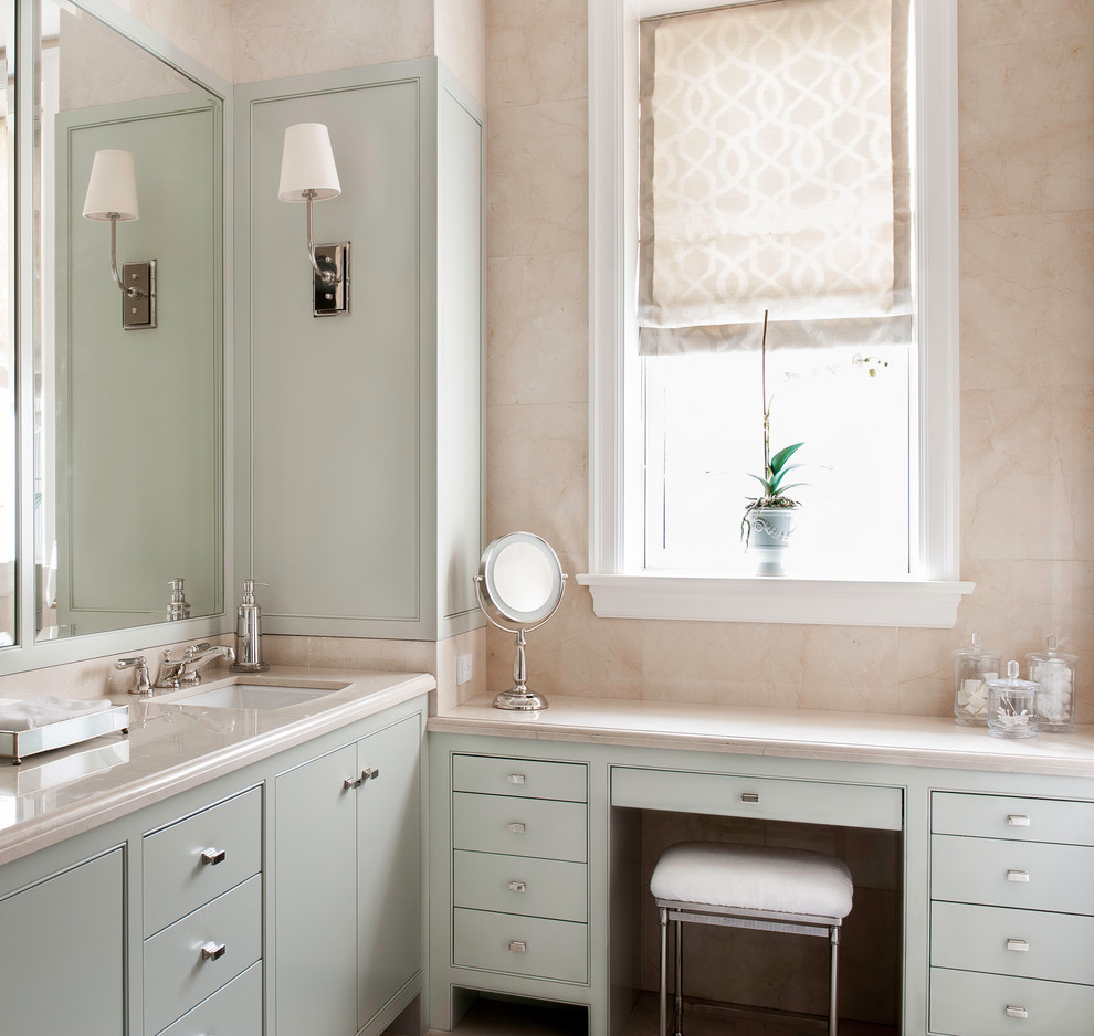 Idee per una stanza da bagno padronale chic di medie dimensioni con ante lisce, ante verdi, piastrelle beige, pareti beige, lavabo sottopiano, top in marmo e piastrelle in pietra