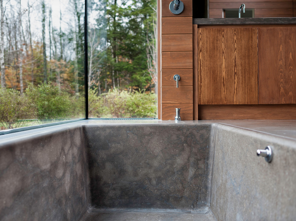 Exemple d'une très grande douche en alcôve principale tendance en bois brun avec un placard à porte plane, une baignoire encastrée et un carrelage marron.