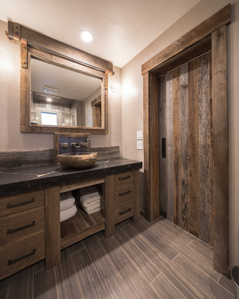Exempel på ett stort rustikt badrum med dusch, med släta luckor, skåp i mellenmörkt trä, en dusch i en alkov, beige väggar, klinkergolv i porslin, ett fristående handfat, brunt golv och dusch med gångjärnsdörr