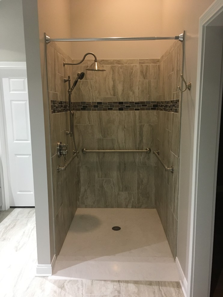 Idéer för ett mellanstort lantligt vit en-suite badrum, med släta luckor, grå skåp, ett badkar i en alkov, en kantlös dusch, en toalettstol med separat cisternkåpa, grå kakel, porslinskakel, grå väggar, klinkergolv i porslin, ett undermonterad handfat, marmorbänkskiva, grått golv och dusch med duschdraperi