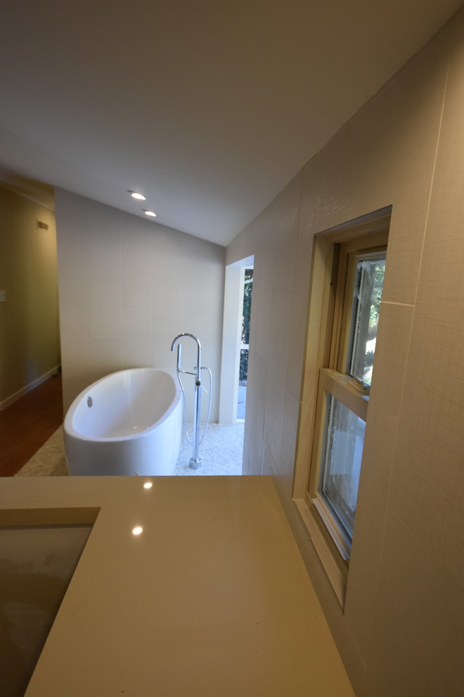 Aménagement d'une grande salle de bain principale moderne en bois brun avec un placard à porte plane, une baignoire indépendante, une douche d'angle, WC à poser, un carrelage beige, des carreaux de porcelaine, un mur beige, un sol en galet, un lavabo encastré, un plan de toilette en cuivre et un sol beige.