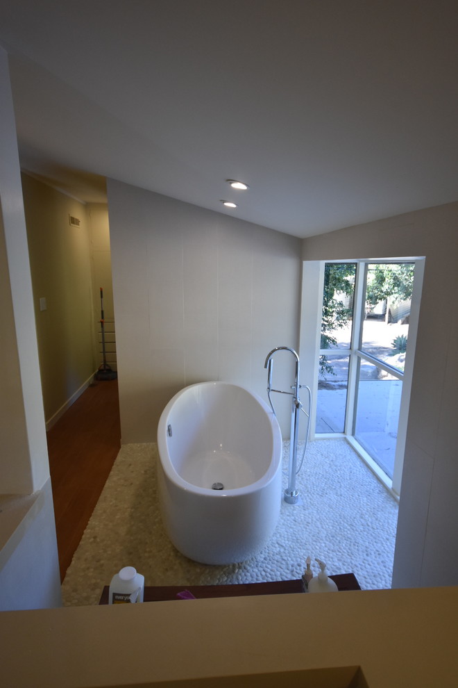Idée de décoration pour une grande salle de bain principale minimaliste en bois brun avec un placard à porte plane, une baignoire indépendante, une douche d'angle, WC à poser, un carrelage beige, des carreaux de porcelaine, un mur beige, un sol en galet, un lavabo encastré, un plan de toilette en cuivre et un sol beige.
