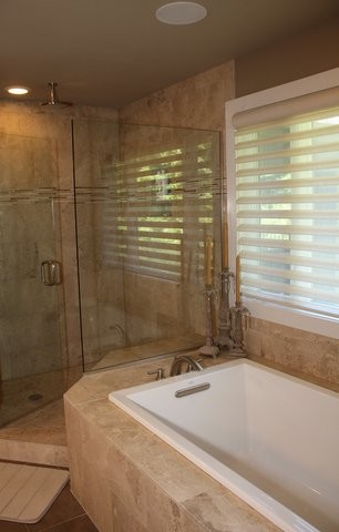 Exemple d'une salle de bain chic en bois brun avec une douche d'angle, un carrelage beige, mosaïque et un mur beige.
