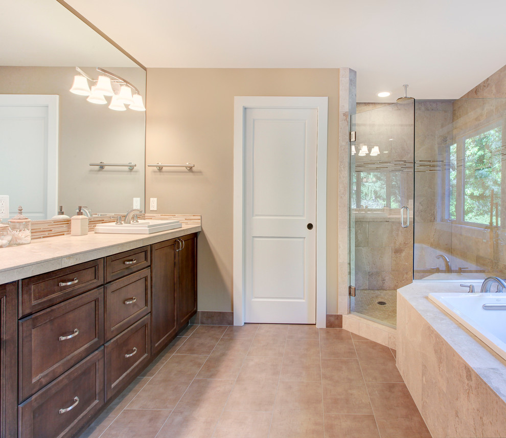 Идея дизайна: ванная комната в стиле неоклассика (современная классика) с фасадами цвета дерева среднего тона, угловым душем, бежевой плиткой, плиткой мозаикой и бежевыми стенами