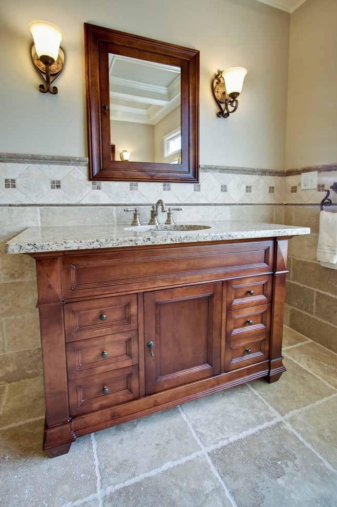 На фото: ванная комната в классическом стиле с мраморной столешницей