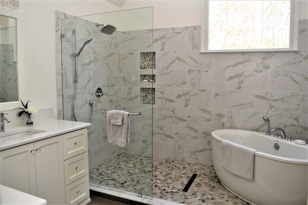 Aménagement d'une salle de bain principale classique de taille moyenne avec un placard à porte shaker, une baignoire indépendante, un espace douche bain, du carrelage en marbre, un plan de toilette en quartz et aucune cabine.