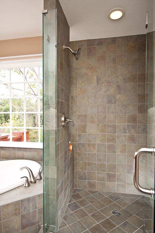 Пример оригинального дизайна: ванная комната в классическом стиле с угловой ванной, душем в нише, разноцветной плиткой, керамогранитной плиткой, бежевыми стенами и полом из керамогранита