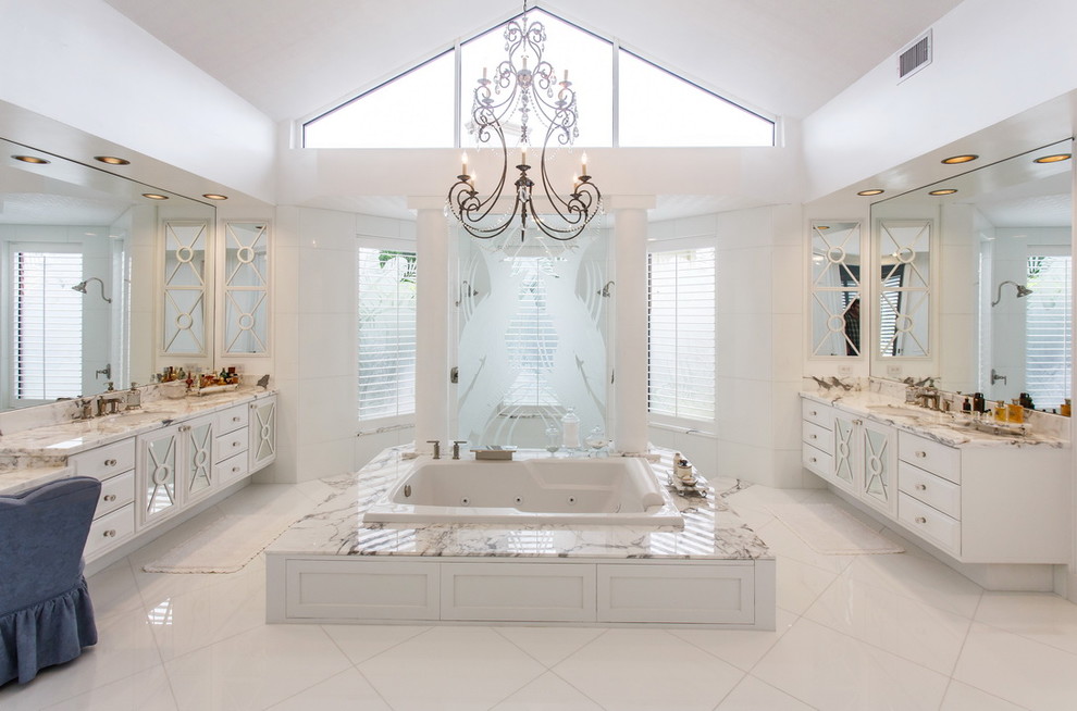 Foto på ett vintage en-suite badrum, med släta luckor, vita skåp, marmorbänkskiva, ett platsbyggt badkar, en öppen dusch och vita väggar
