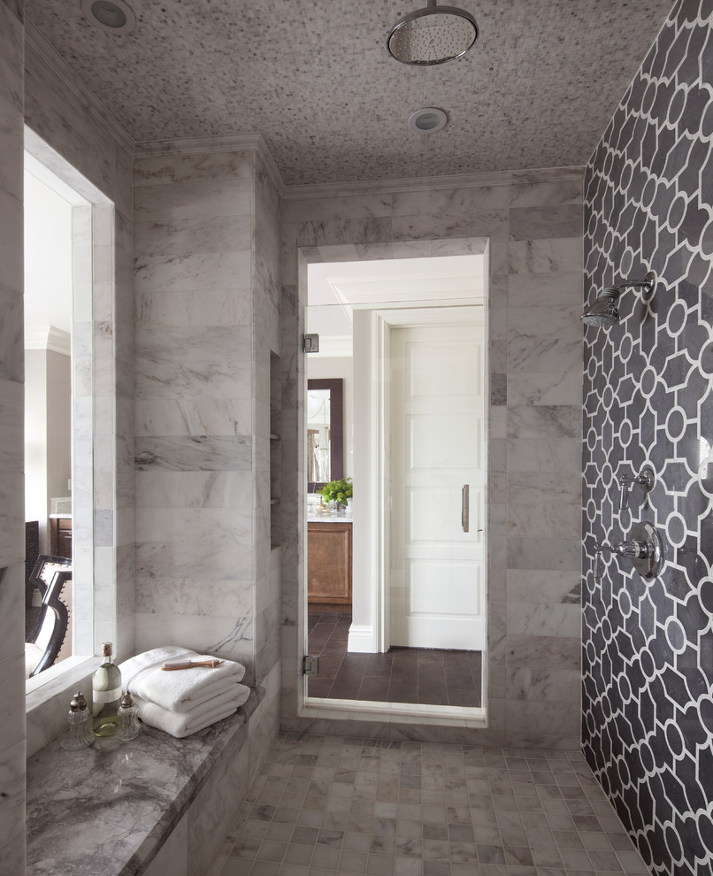 Esempio di una grande stanza da bagno padronale classica con lavabo sottopiano, vasca freestanding, piastrelle grigie, piastrelle in pietra, pareti grigie, pavimento con piastrelle in ceramica e doccia alcova