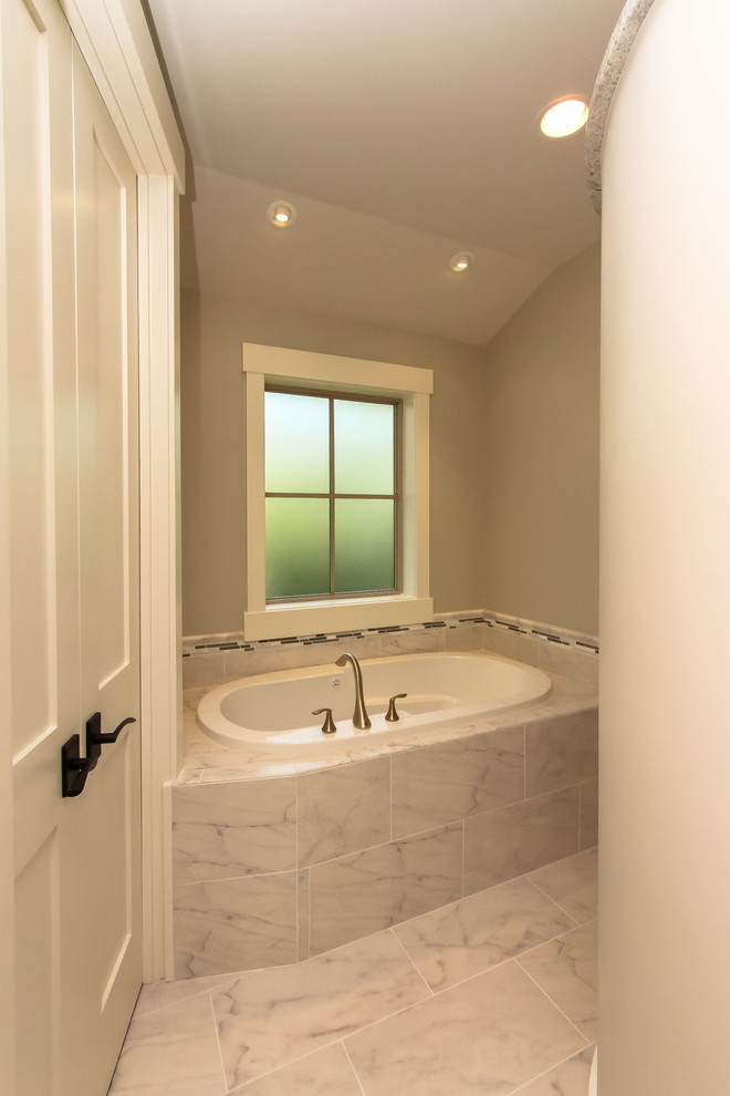 Maritim inredning av ett stort en-suite badrum, med ett undermonterad handfat, skåp i shakerstil, vita skåp, granitbänkskiva, ett platsbyggt badkar, en öppen dusch, flerfärgad kakel, mosaik, beige väggar och marmorgolv