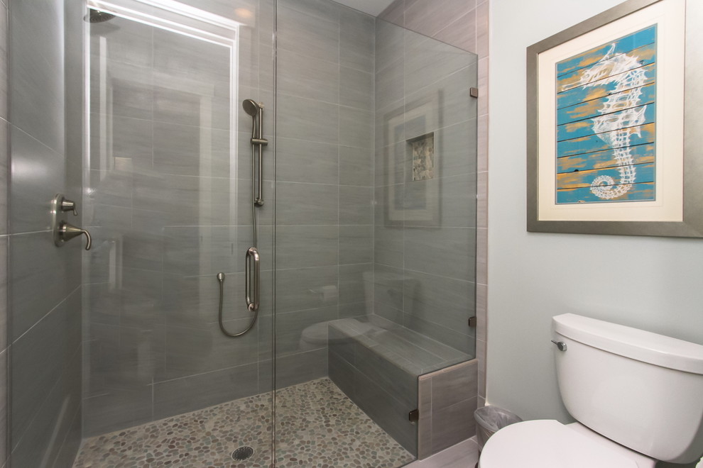 Idéer för ett mellanstort maritimt en-suite badrum, med ett undermonterad handfat, grå kakel, stenkakel, blå väggar och en dusch i en alkov