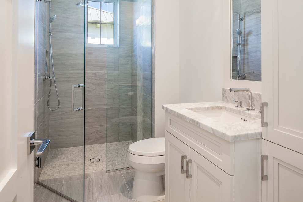 Idee per una piccola stanza da bagno con doccia stile marino con ante in stile shaker, ante bianche, piastrelle grigie, pareti bianche, pavimento in gres porcellanato e top in marmo