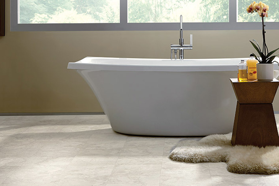 Aménagement d'une grande salle de bain principale classique avec une baignoire indépendante, un mur beige et un sol en vinyl.