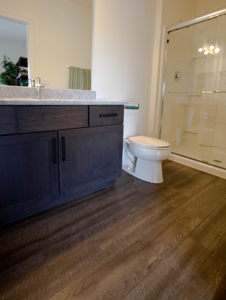 Идея дизайна: ванная комната в классическом стиле с полом из винила и коричневым полом