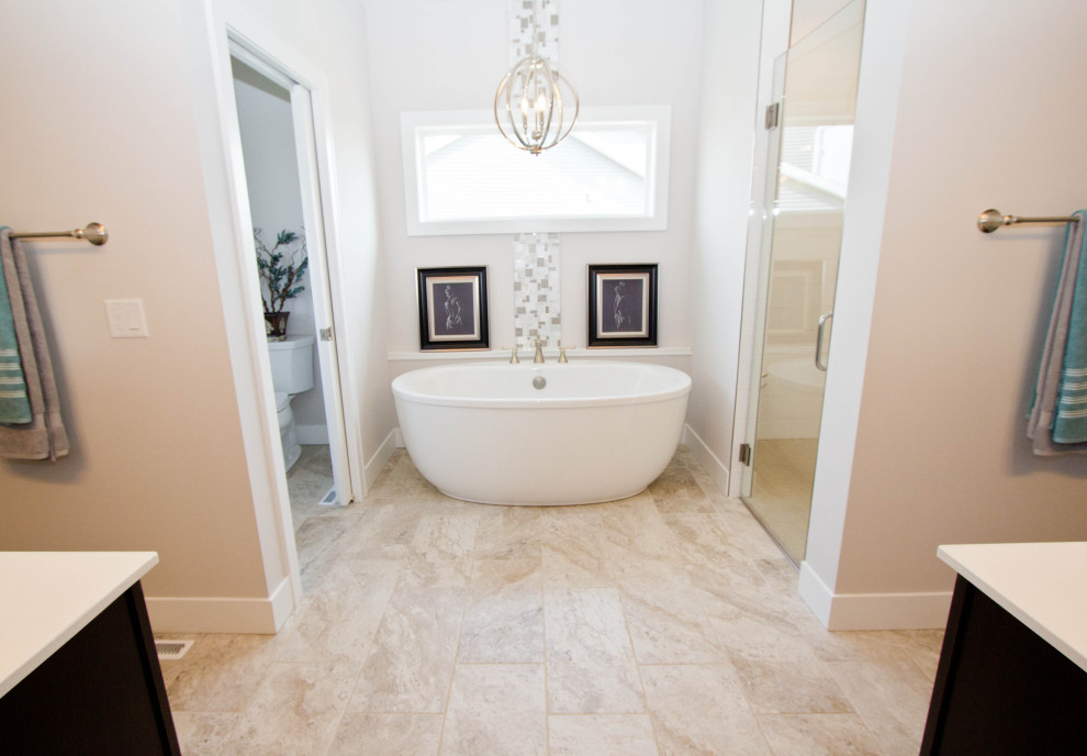 Exempel på ett klassiskt badrum, med vinylgolv och vitt golv