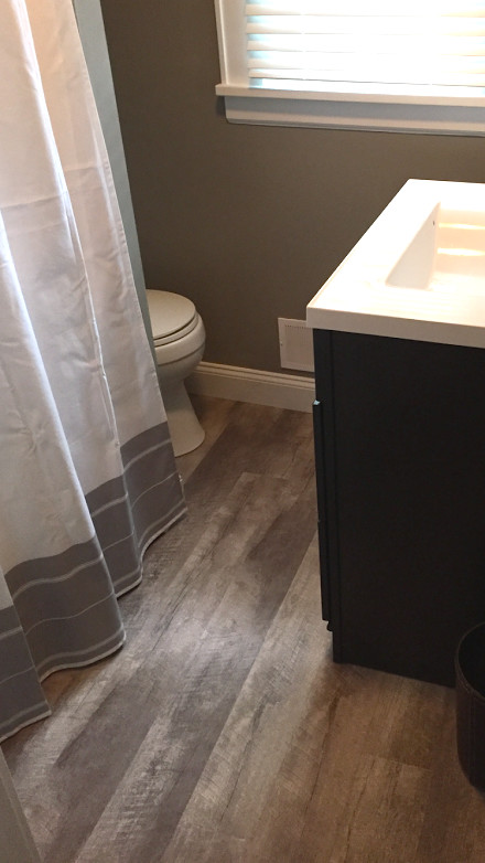 Idéer för mellanstora vintage badrum med dusch, med möbel-liknande, skåp i mörkt trä, en toalettstol med separat cisternkåpa, bruna väggar, vinylgolv och ett piedestal handfat