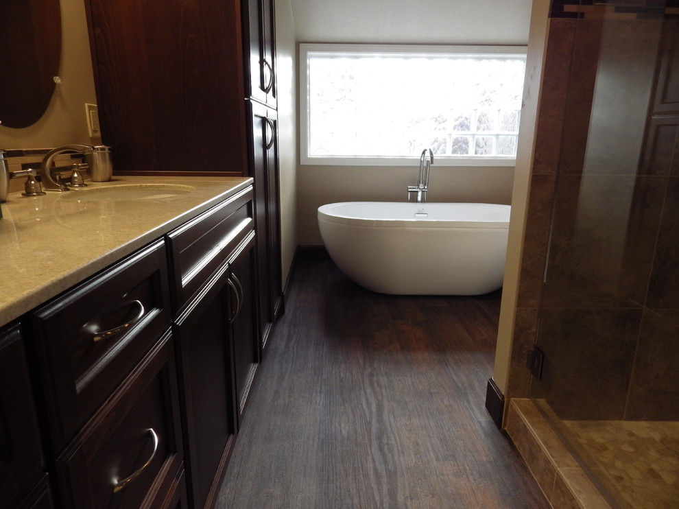 Idéer för mellanstora vintage en-suite badrum, med en dusch i en alkov, beige väggar, vinylgolv, brunt golv och dusch med gångjärnsdörr