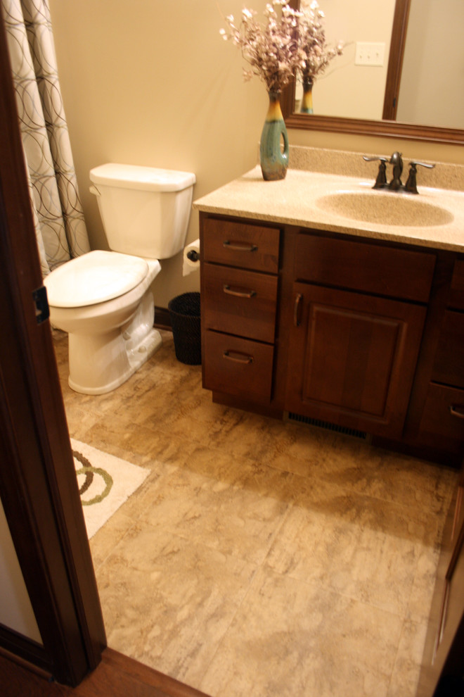 На фото: ванная комната среднего размера с фасадами в стиле шейкер, фасадами цвета дерева среднего тона и унитазом-моноблоком