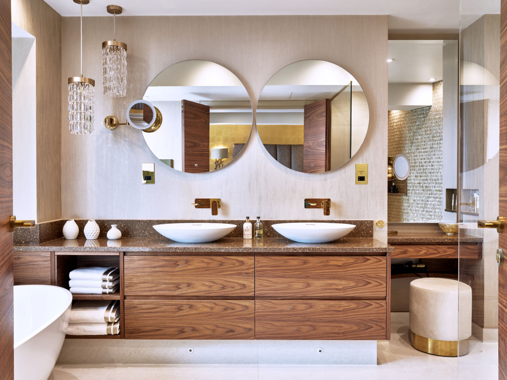 На фото: главная ванная комната в современном стиле с плоскими фасадами, фасадами цвета дерева среднего тона, отдельно стоящей ванной, разноцветной столешницей, тумбой под две раковины, встроенной тумбой и обоями на стенах с