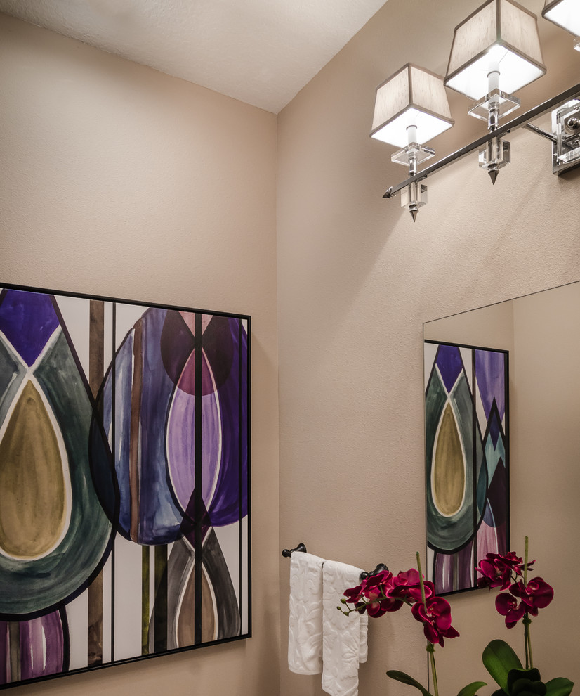 Inspiration för ett mellanstort vintage badrum med dusch, med skåp i mellenmörkt trä, en dusch i en alkov, beige väggar, klinkergolv i keramik, ett undermonterad handfat och granitbänkskiva