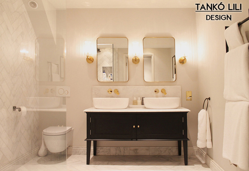 На фото: главная ванная комната среднего размера в стиле фьюжн с фасадами островного типа, черными фасадами, открытым душем, белой плиткой, мраморной плиткой, белыми стенами, мраморным полом, мраморной столешницей, белым полом и открытым душем