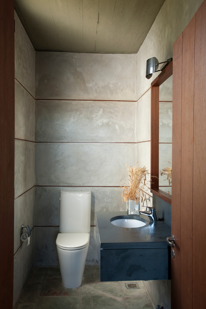 Esempio di una stanza da bagno minimal con lavabo sottopiano